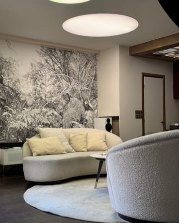 Plafond tendu acoustique avec luminaire intégré